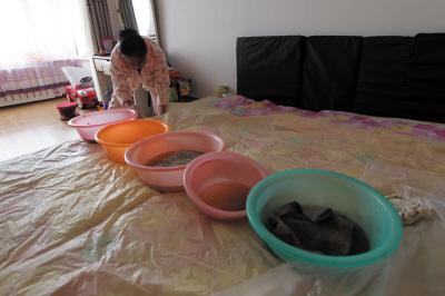 莎车楼上漏水，住户失联，小区没物管，业主维权难！律师来支招……
